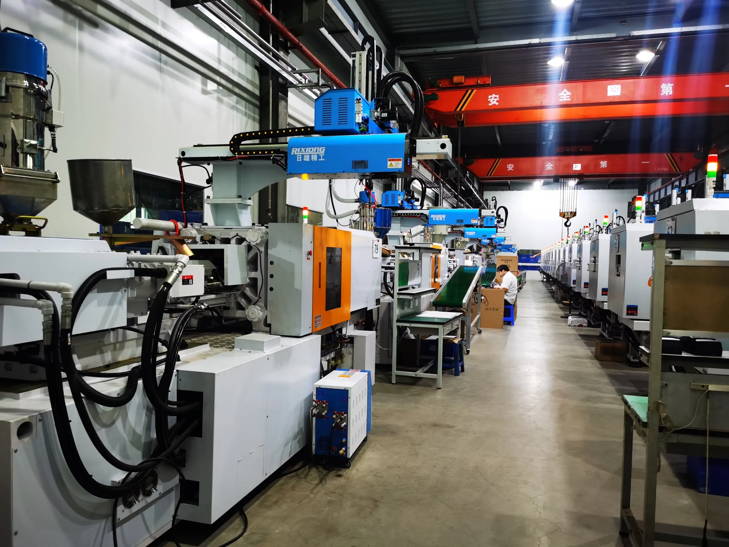 Small-volume production workshop for plastic component manufacturing