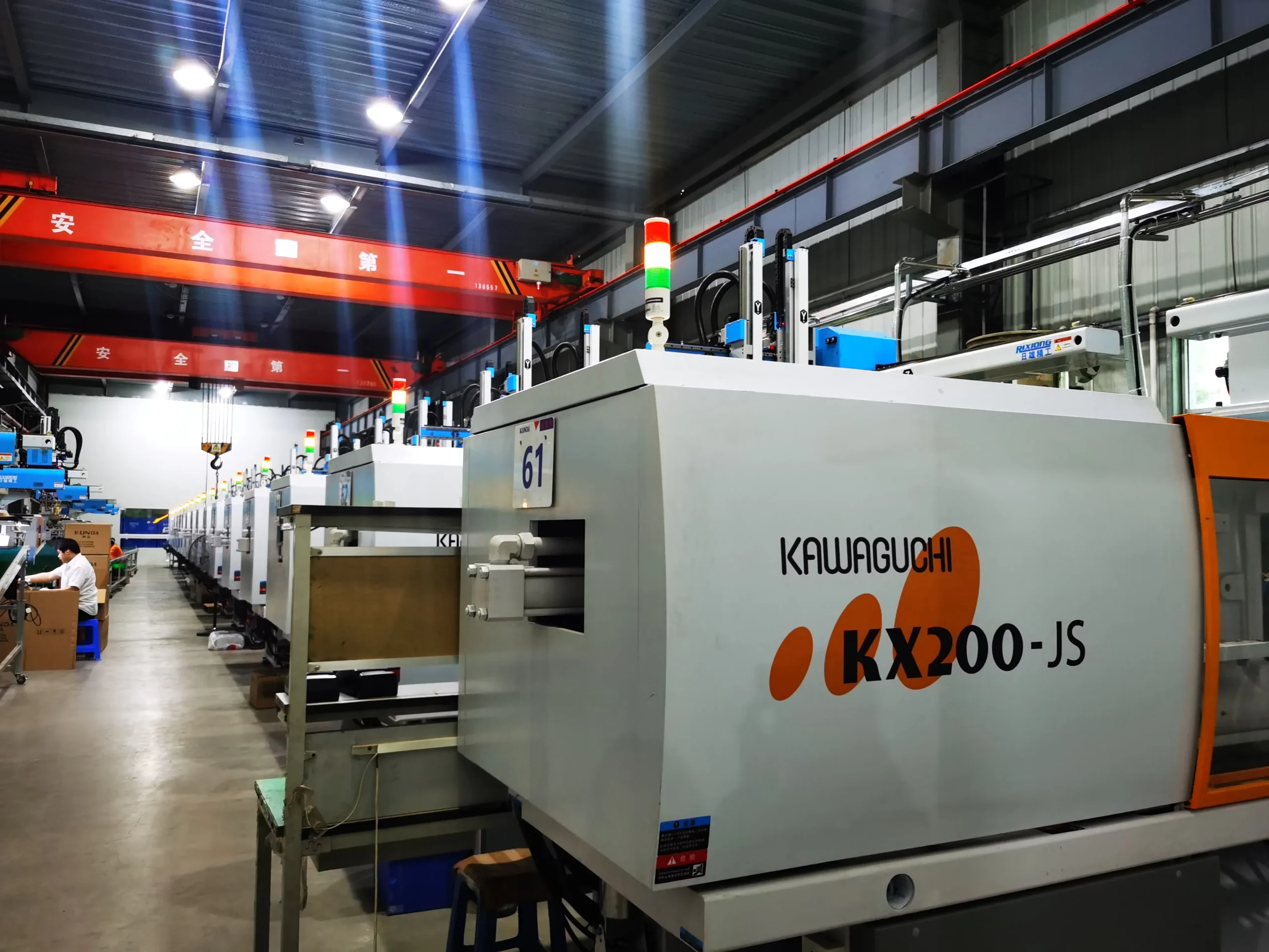 Injection molding machine producing precision plastic parts